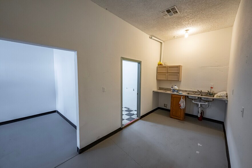 More Photos Of 5221 Hwy 68, Golden Valley Flex For Sale