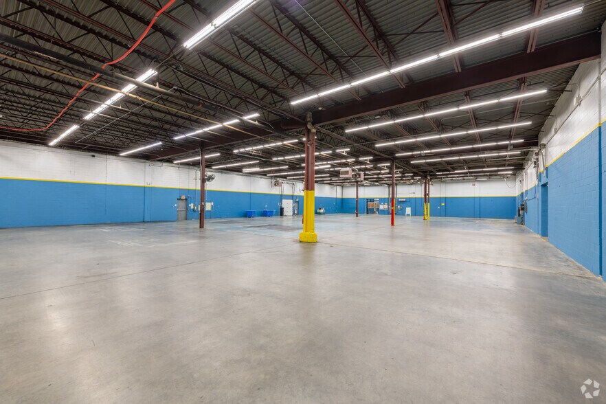 More Photos Of 33 Glen Ave, Chelmsford Warehouse For Lease