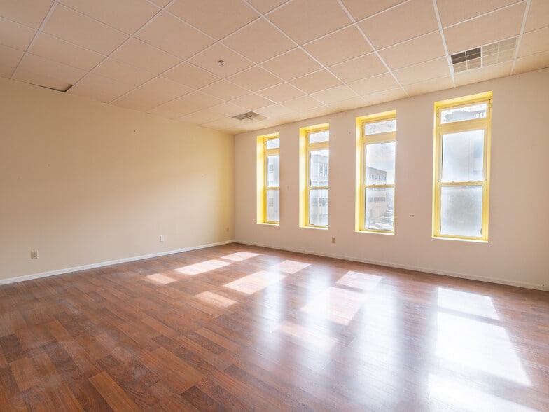 More Photos Of 353 Court St, Pekin Storefront Retail Residential For Sale