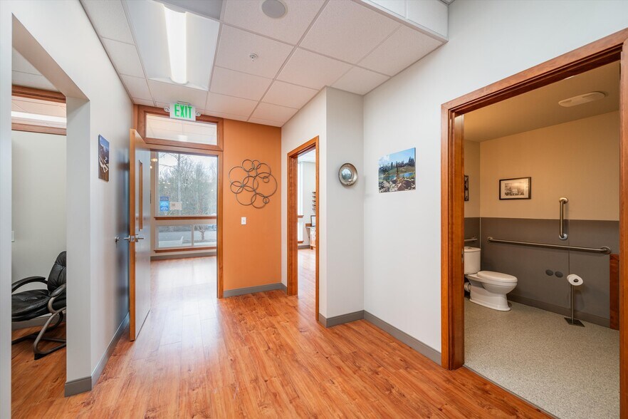 More Photos Of 905 Squalicum Way, Bellingham Flex For Sale