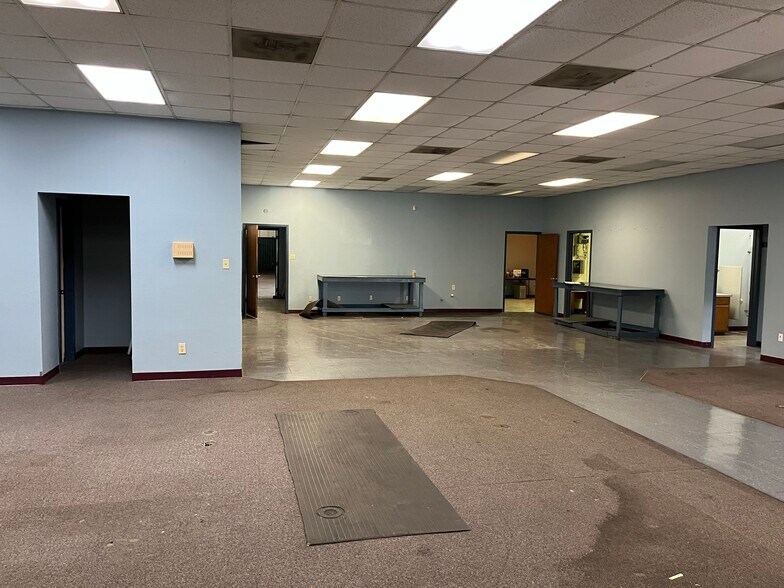 More Photos Of 107 E Austin St, Port Lavaca Distribution For Sale