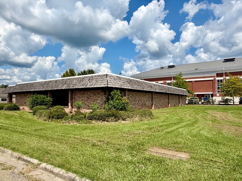 More Photos Of 906 Sixth Ave, Picayune Office For Sale