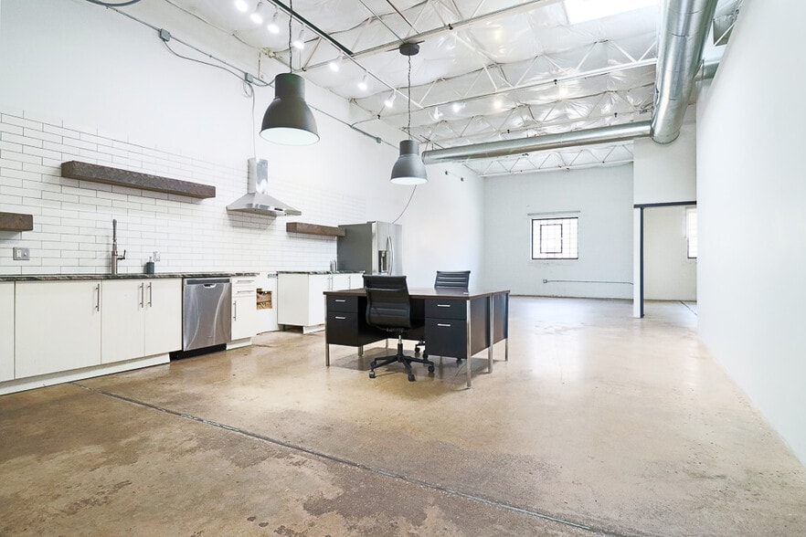 More Photos Of 2292 Vantage St, Dallas Flex For Lease