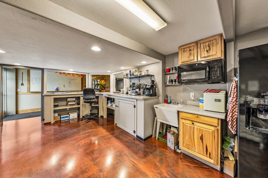 More Photos Of 3811 Crater Lake Hwy, Medford Warehouse For Sale