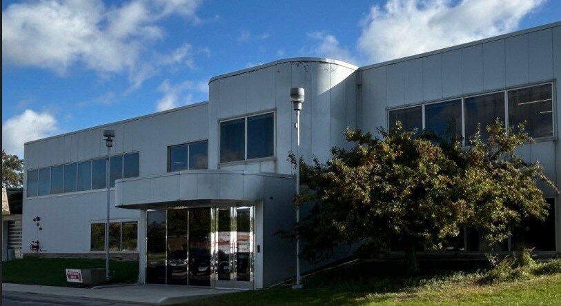 Primary Photo Of 555 Pond Dr, Wood Dale Research And Development For Lease