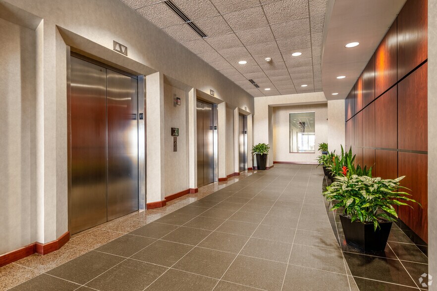 More Photos Of 6200 Oak Tree Blvd, Independence Office For Lease