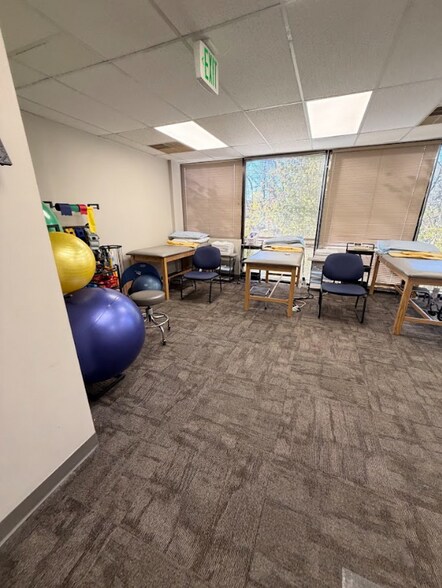 More Photos Of 17 Fontana Ln, Rosedale Office For Sale