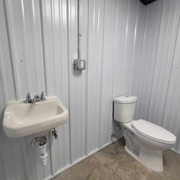 More Photos Of 2975 Heartland Dr, Grand Forks Flex For Sale