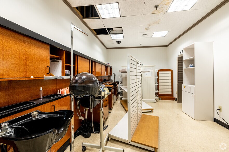 More Photos Of 1400-1420 N Parham Rd, Richmond Unknown For Lease