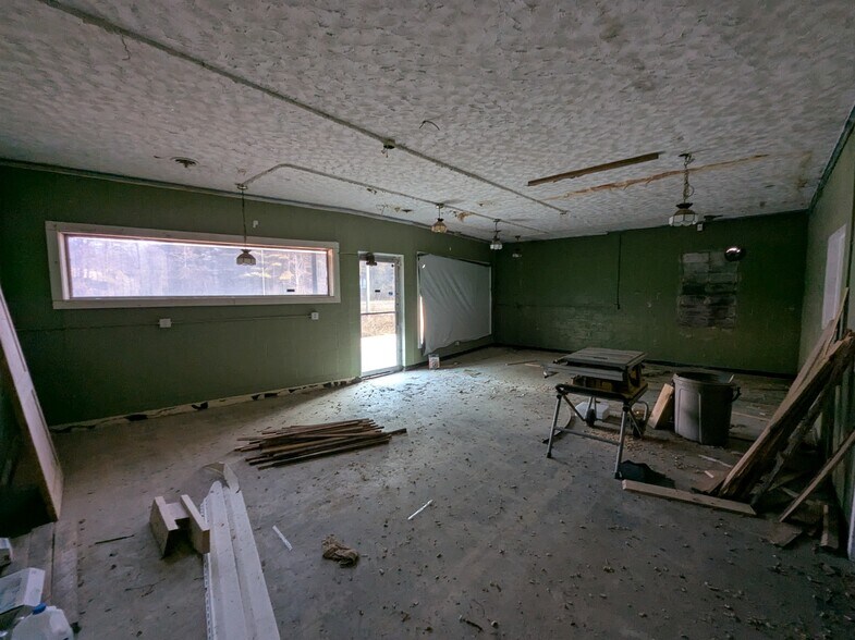 More Photos Of 2416 E Huron Rd, Au Gres Storefront Retail Office For Sale