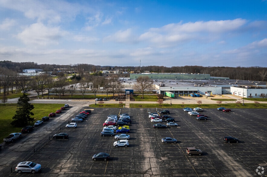 More Photos Of 7711 E Pleasant Valley Rd, Independence Showroom For Sale