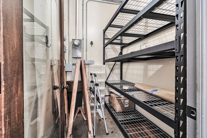 More Photos Of 24363 Main St, Santa Clarita Freestanding For Sale