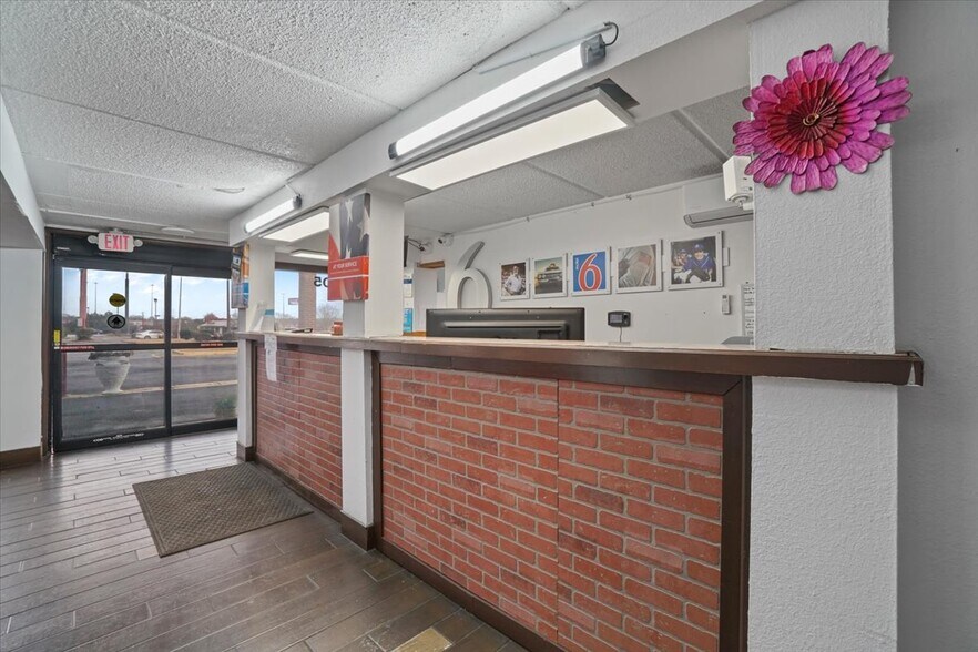 More Photos Of 105 Riverside Pky, Macon-Bibb Hotel For Sale