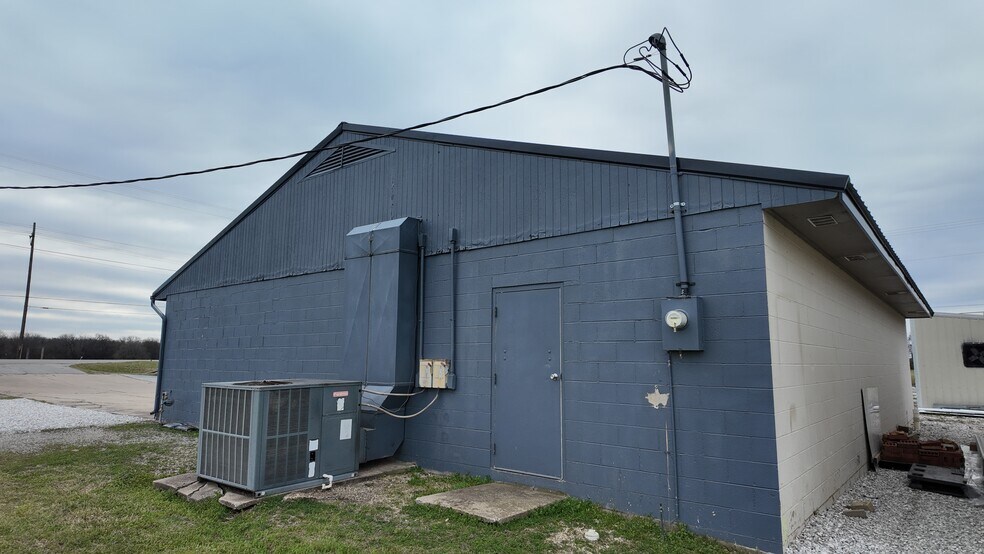 More Photos Of 5467 N Main St, Joplin Freestanding For Sale