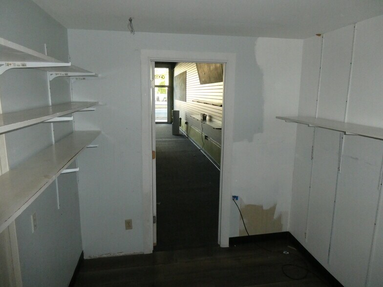 More Photos Of 1071-1073 Commercial St SE, Salem Storefront For Lease