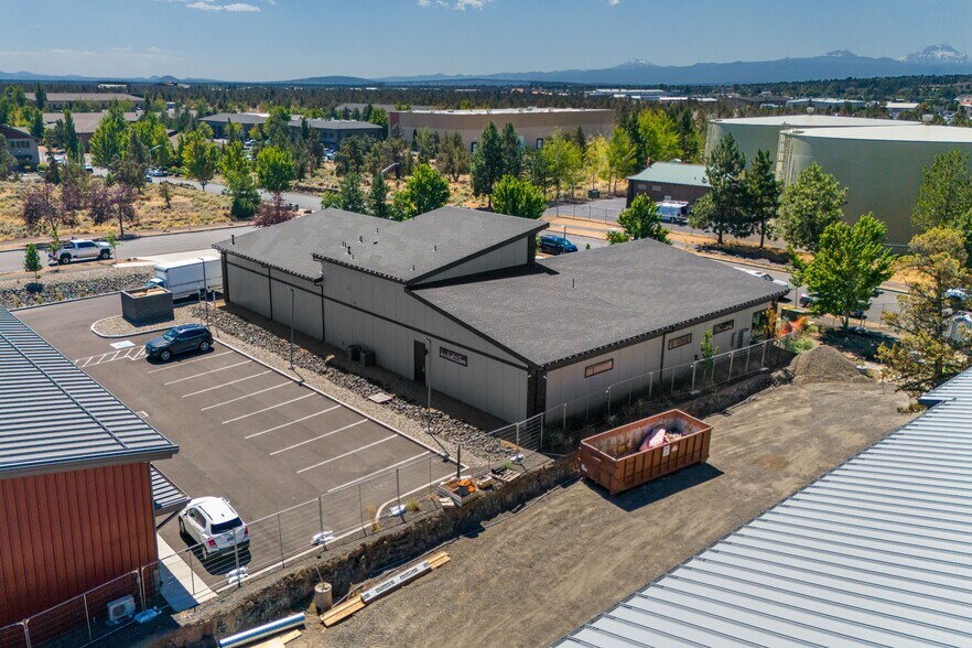More Photos Of 565 SW Tamarack Ct, Redmond Warehouse For Lease