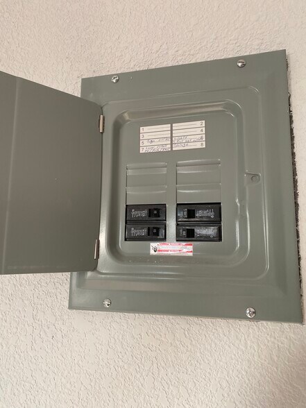 More Photos Of 817 Marshall St, Albert Lea Flex For Sale