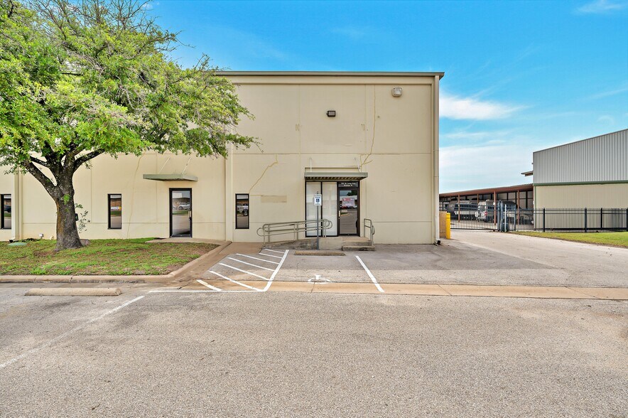 More Photos Of 701 W Loop 340, Waco Self Storage For Lease
