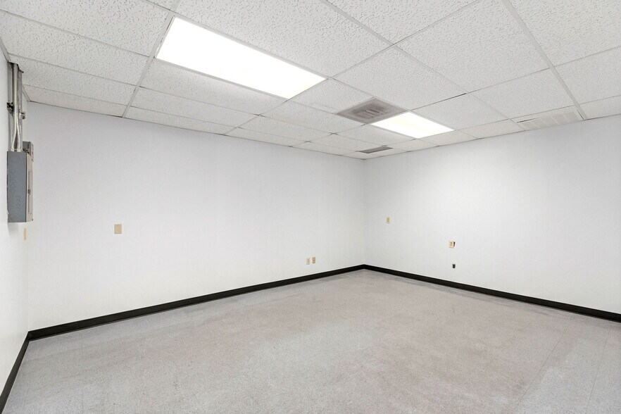 More Photos Of 7418 John Smith, San Antonio Loft Creative Space For Lease