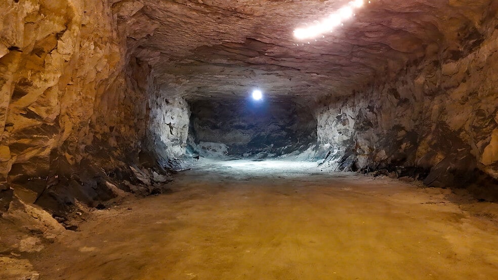 More Photos Of 20 Cave Industrial dr, Crystal City Industrial For Sale