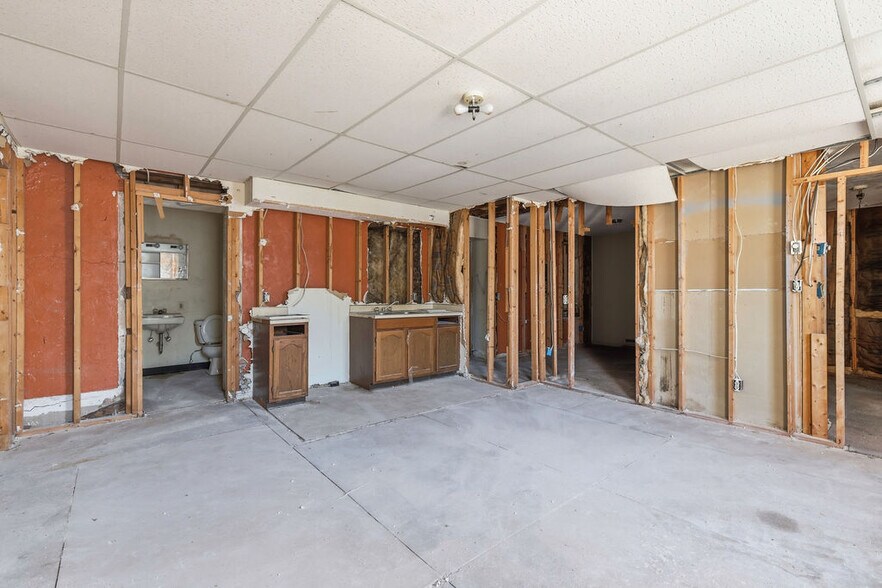 More Photos Of 121 W Broadway, Fulton Storefront Retail Residential For Sale