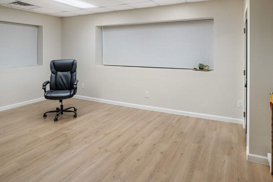 More Photos Of 18000 Groschke Rd, Houston Airplane Hangar For Lease