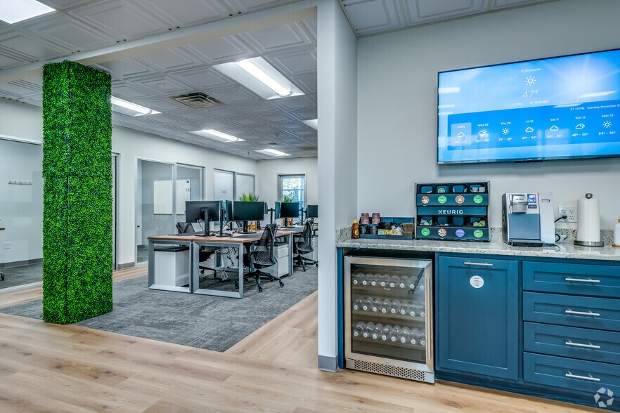 More Photos Of W239 N3490 Pewaukee Rd, Pewaukee Office For Sale