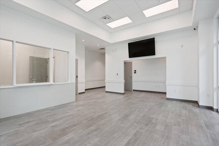 More Photos Of 901 McClintic Dr, Groesbeck Medical For Sale