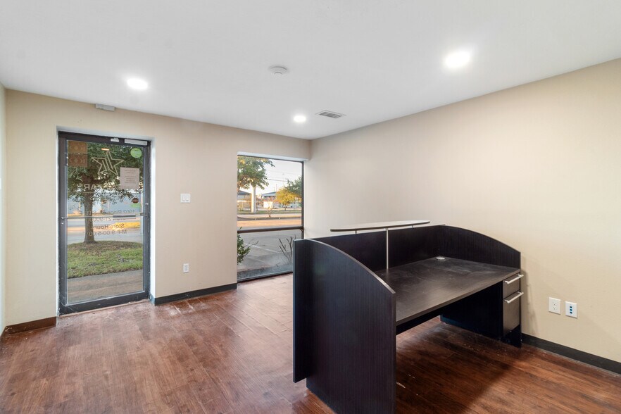 More Photos Of 1902 Pinon Dr, College Station Warehouse For Lease