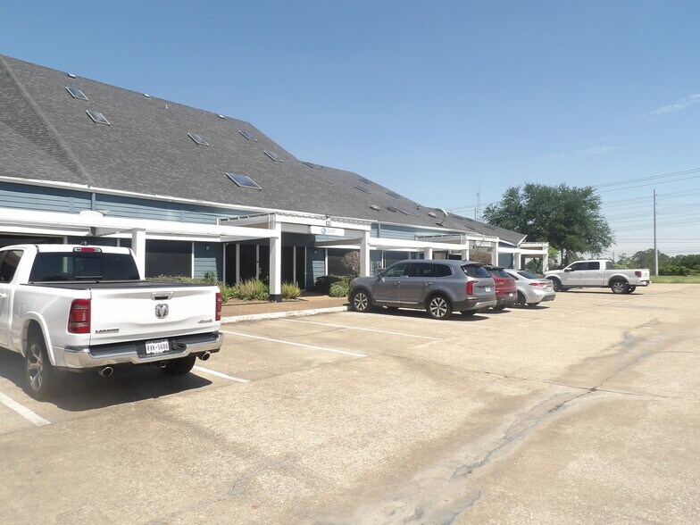More Photos Of 17300 Saturn Ln, Houston Medical For Lease