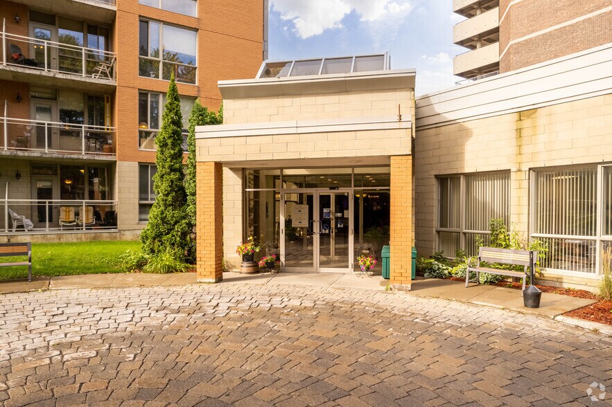 More Photos Of 1055 Boul De La Côte-Vertu, Saint-Laurent Congregate Senior Housing For Sale