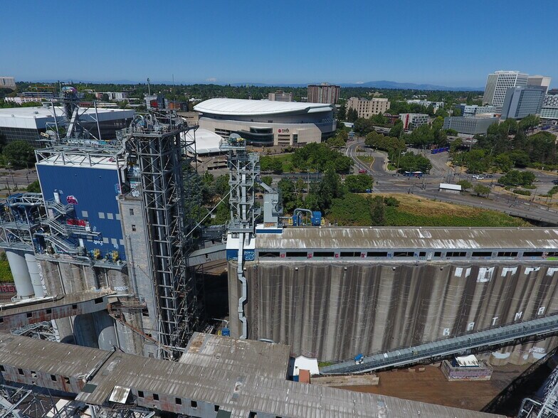 More Photos Of 900 N Thunderbird Way, Portland Distribution For Sale