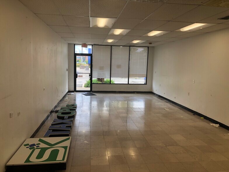 More Photos Of 927-967 W Golf Rd, Schaumburg General Retail For Lease