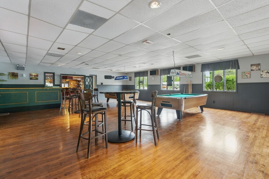 More Photos Of 200 Worthington Rd, Huntington Restaurant For Sale