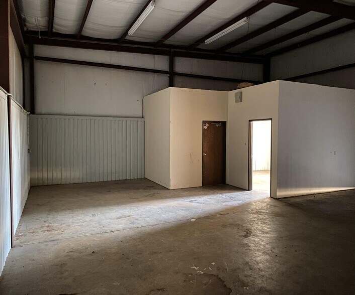 More Photos Of 3531-3547 MacDonnell Ave, Norman Warehouse For Lease