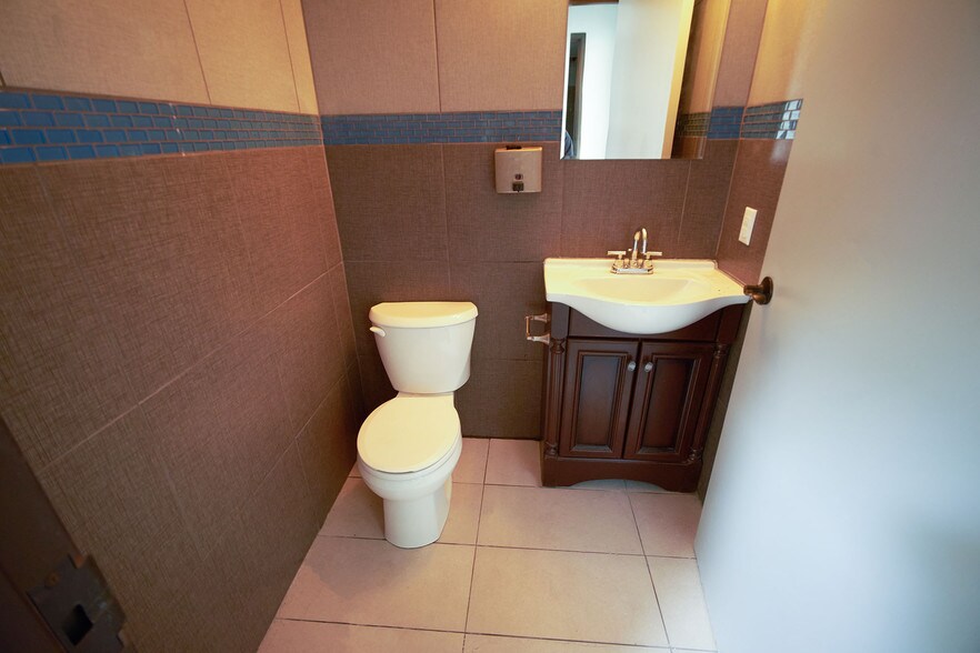 More Photos Of 8406 Sterling St, Irving Light Distribution For Lease