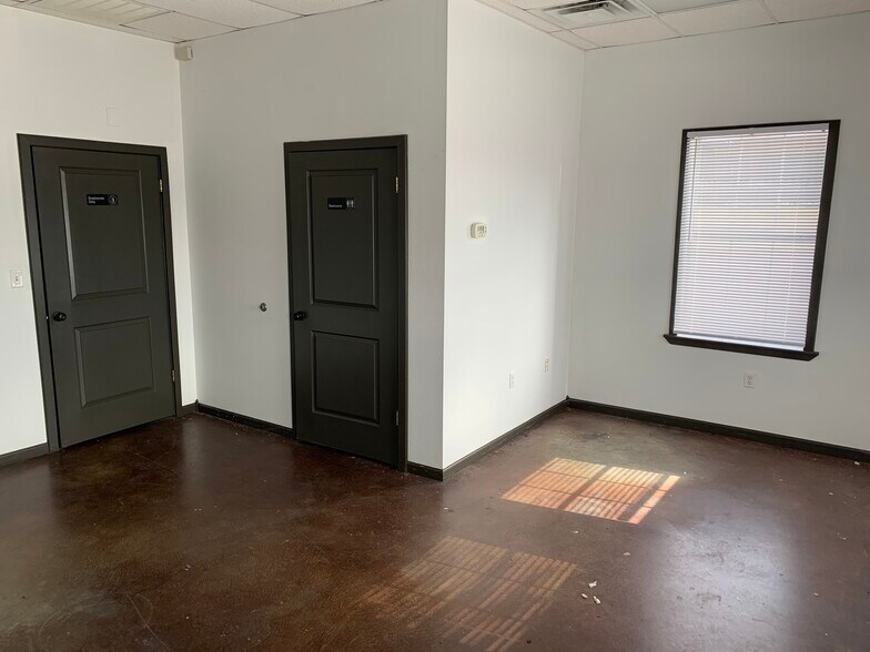 More Photos Of 6305-A-6305-B E 11th St, Tulsa Auto Dealership For Lease