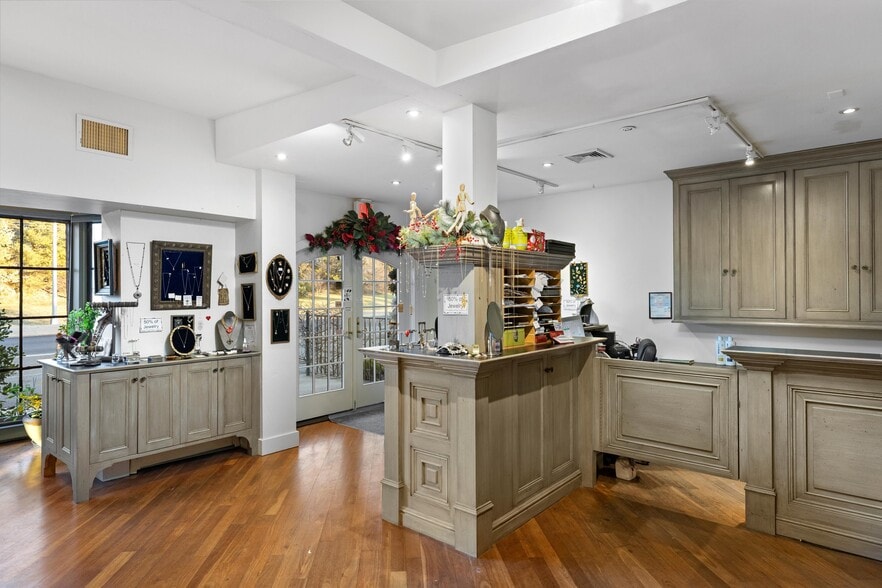 More Photos Of 6610 Lower York Rd, New Hope Freestanding For Sale