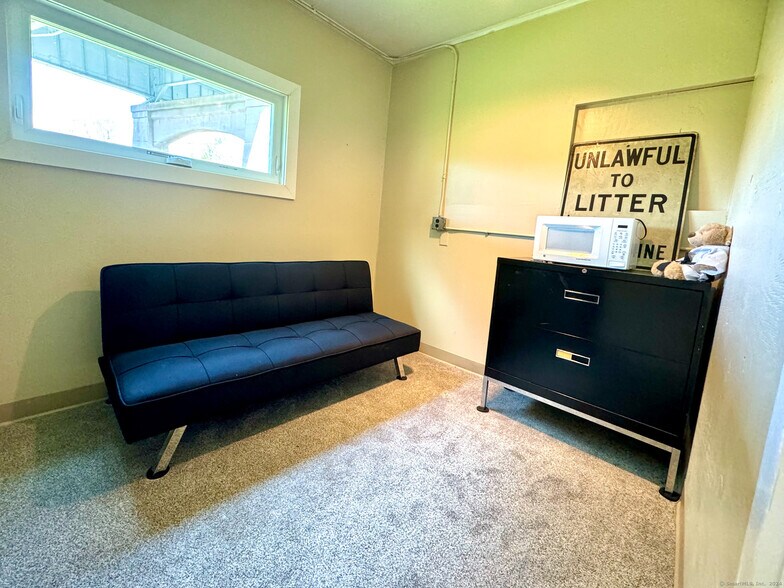 More Photos Of 50 Saint Johns St, Middletown Freestanding For Lease