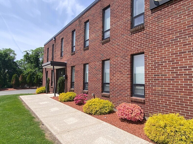 More Photos Of 10 Everberg Rd, Woburn Flex For Lease