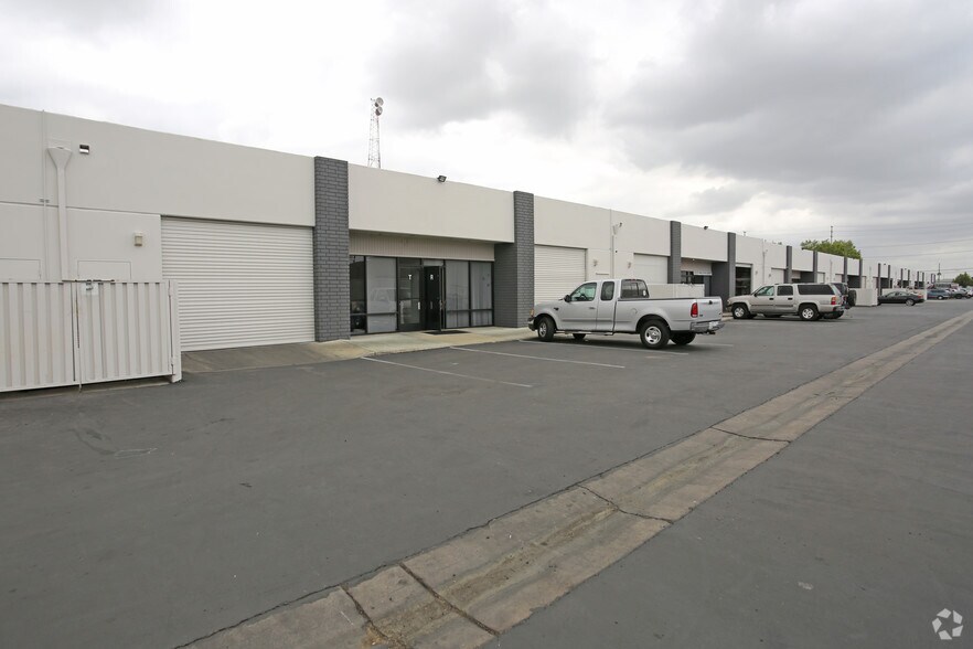 More Photos Of 2985 Miraloma Ave, Anaheim Warehouse For Lease