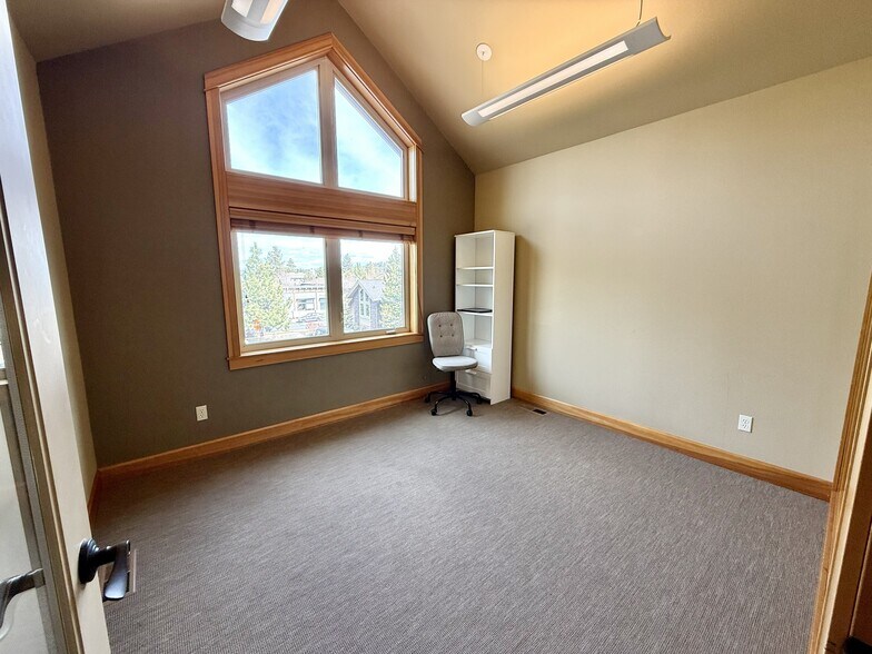 More Photos Of 593 NW York Dr, Bend Office For Lease