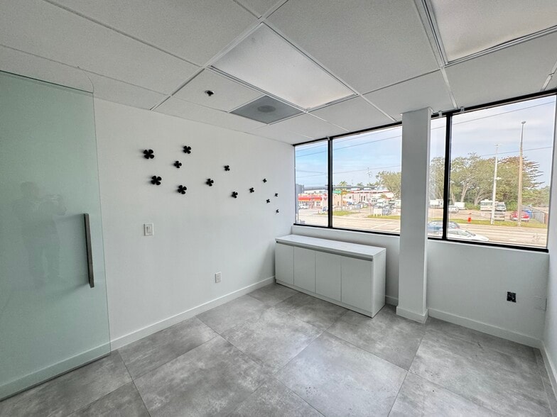 More Photos Of 2870 Stirling Rd, Hollywood Light Distribution For Sale