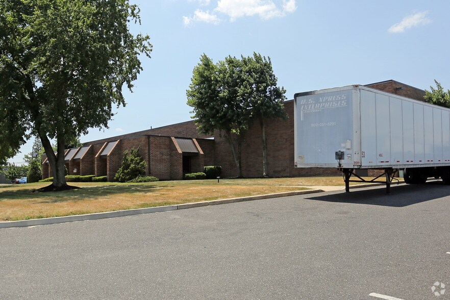 More Photos Of 751-761 Hylton Rd, Pennsauken Warehouse For Lease