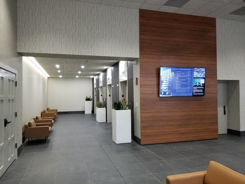 More Photos Of 16-20 NW 3rd St, Evansville Office For Lease