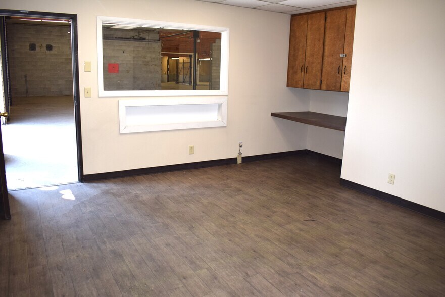 More Photos Of 613 Pacific Ave S, Kelso Distribution For Lease