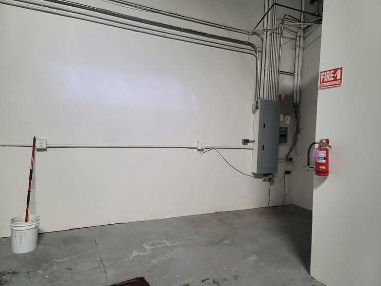 More Photos Of 800 S Rochester Ave, Ontario Warehouse For Lease