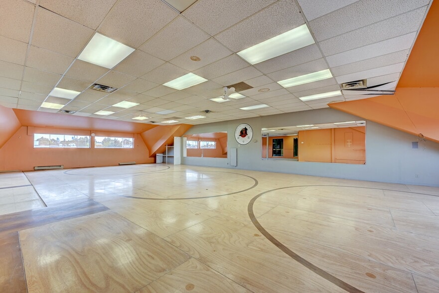 More Photos Of 100-120 Rue du Barry, Kirkland Restaurant For Lease