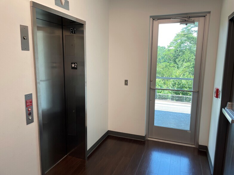 More Photos Of 3187 Paluxy Dr, Tyler Office For Sale