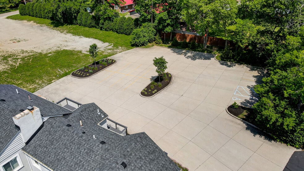 More Photos Of 235 W Franklin St, Centerville Storefront Retail Office For Lease